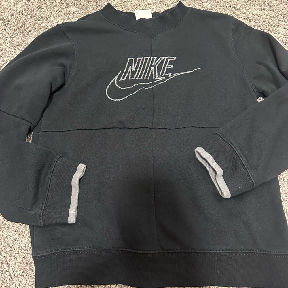Nike size medium youth boys black pullover crewneck sweatshirt stitched Nike